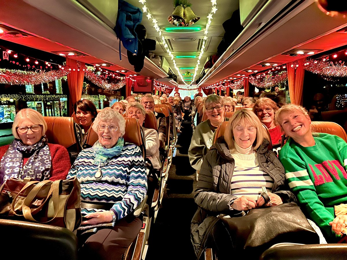 …𝗮𝗻𝗱 𝘁𝗵𝗲 𝗳𝘂𝗹𝗹 𝗰𝗼𝗮𝗰𝗵𝗲𝘀 𝗸𝗲𝗲𝗽 𝗼𝗻 𝗿𝗼𝗹𝗹𝗶𝗻𝗴! 🎅🏾🎄

A lovely day in #BuryStEdmunds today as part of our DayBreak Programme… Thanks to everyone who joined us! 💛 #TravelTheWrightWay