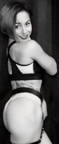 Stell dir vor, ich als deine Nachbarin, Hände auf dem Küchentisch... Würdest du mich fesseln oder dich selbst auf xnprofil.com/marie 🙂
? Sag's mir! 😉 #KinkyKitchen