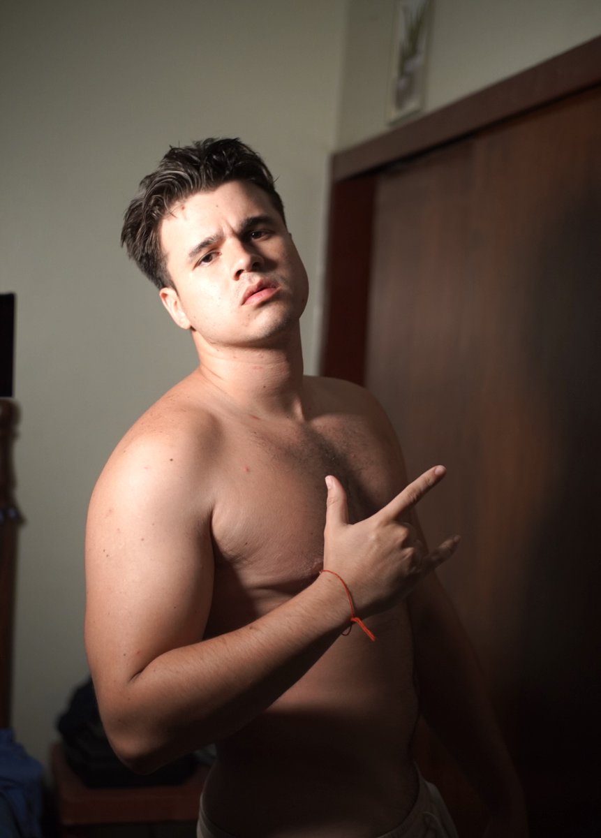 Soy él dinero llego a 1k en youtube 😭 graciassss.  (Si no lo has visto el link está en mi biografia)