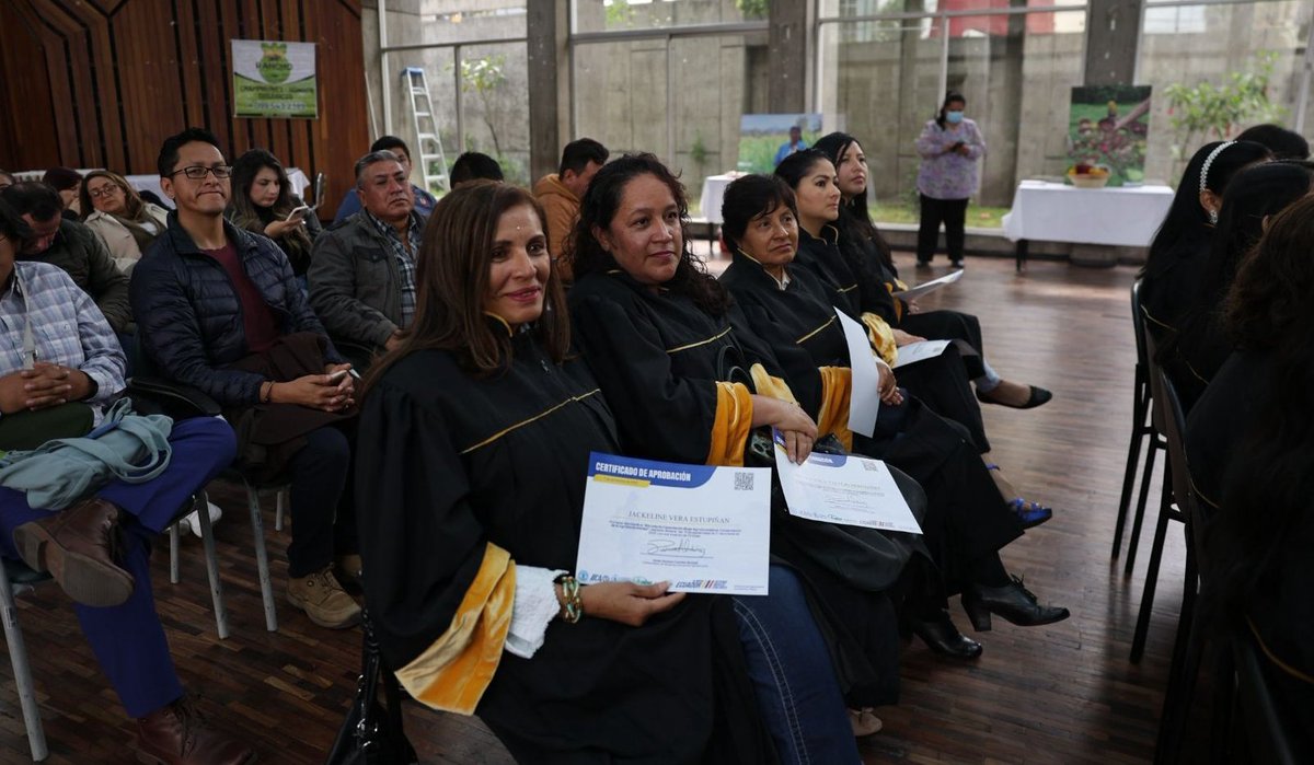 ces_ec's tweet photo. ↪️ 👩‍🌾 "Ya suman 245 mujeres rurales certificadas, 245 historias de esfuerzo, esperanza y futuro. Ustedes son testimonio de que la innovación también florece en el campo, se riega con saberes y da fruto en cada emprendimiento, huerto e iniciativa productiva", señaló Pablo Beltrán. https://t.co/Fk4yaoOnS8