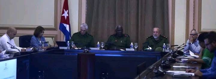 OmarRensoli's tweet image. La dirigencia cubana presume “avances” mientras el pueblo sufre apagones, hospitales colapsados y miseria.
Salones climatizados, discursos vacíos y cero soluciones reales.
Cuba necesita gestión y transparencia, no propaganda. 🇨🇺🔥 #CubaLibre #SOSCuba