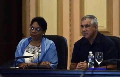 OmarRensoli's tweet image. La dirigencia cubana presume “avances” mientras el pueblo sufre apagones, hospitales colapsados y miseria.
Salones climatizados, discursos vacíos y cero soluciones reales.
Cuba necesita gestión y transparencia, no propaganda. 🇨🇺🔥 #CubaLibre #SOSCuba
