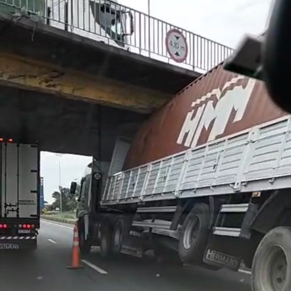 jotaleonetti's tweet image. #CORTE DE #PANAMERICANA ⛔
En ramal Pilar un #camión impactó por exceso de altura con el Puente Los Olivos sentido al norte. 
Desvío al ramal Escobar, con retome por ruta 26.