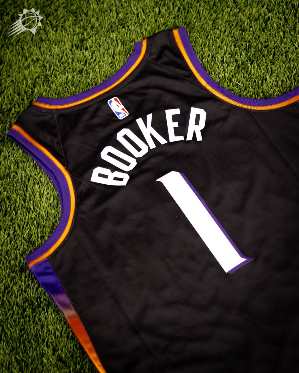 Suns's tweet image. Showing our thanks to you Suns fans with a giveaway ‼️

RT for your chance to win this Devin Booker Statement Editions Jersey!

📰 Official Rules: bit.ly/3KrOei6 | #SunsUp