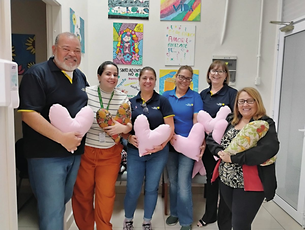 O Rotary Club de São Paulo-Santo Amaro realizou mais uma etapa do projeto Coração Solidário, que oferece apoio a mulheres em tratamento de câncer. Foram entregues 430 almofadas, cem bolsas porta-dreno grandes, 54 bolsas porta-dreno pequenas e 50 turbantes ao Hospital da Mulher.
