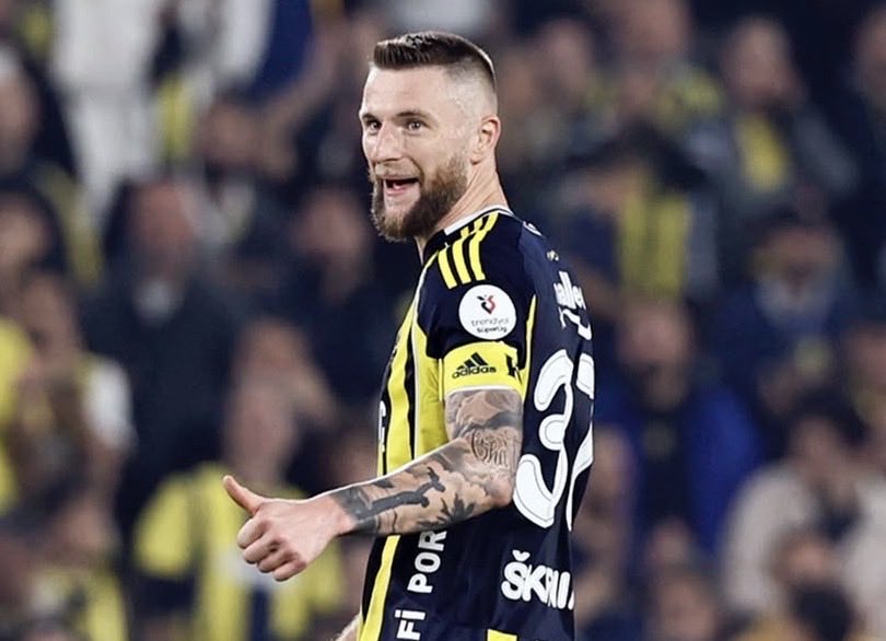 topu kaptirinca kendini yere atar.. rakip dokunmasa bile kendini yere yuvarlar.. penalti bekler.. adam harbiden yürüyen fenerbahce aq