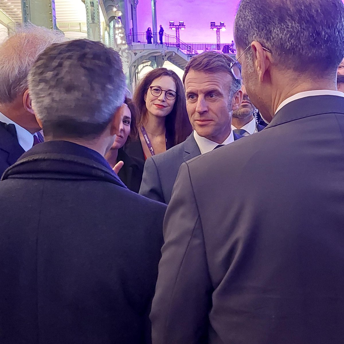 AllemagneDiplo's tweet image. Bonne surprise au salon #AdoptAI cette semaine: le président 🇫🇷 Emmanuel Macron nous a rendu visite sur le stand du French-German Tech Lab! Une manière de souligner le rôle clé de la coopération 🇫🇷🇩🇪 dans le domaine de l’IA, et l’enjeu majeur de la souveraineté 🇪🇺.