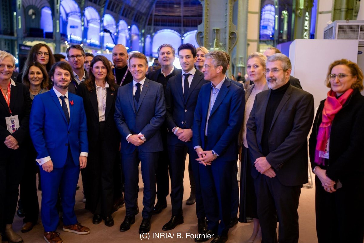 AllemagneDiplo's tweet image. Bonne surprise au salon #AdoptAI cette semaine: le président 🇫🇷 Emmanuel Macron nous a rendu visite sur le stand du French-German Tech Lab! Une manière de souligner le rôle clé de la coopération 🇫🇷🇩🇪 dans le domaine de l’IA, et l’enjeu majeur de la souveraineté 🇪🇺.