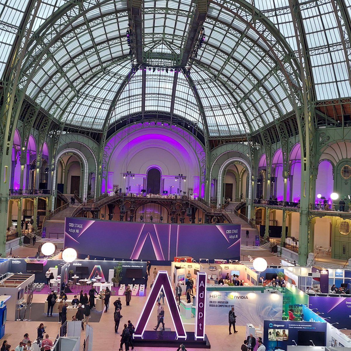 AllemagneDiplo's tweet image. Bonne surprise au salon #AdoptAI cette semaine: le président 🇫🇷 Emmanuel Macron nous a rendu visite sur le stand du French-German Tech Lab! Une manière de souligner le rôle clé de la coopération 🇫🇷🇩🇪 dans le domaine de l’IA, et l’enjeu majeur de la souveraineté 🇪🇺.