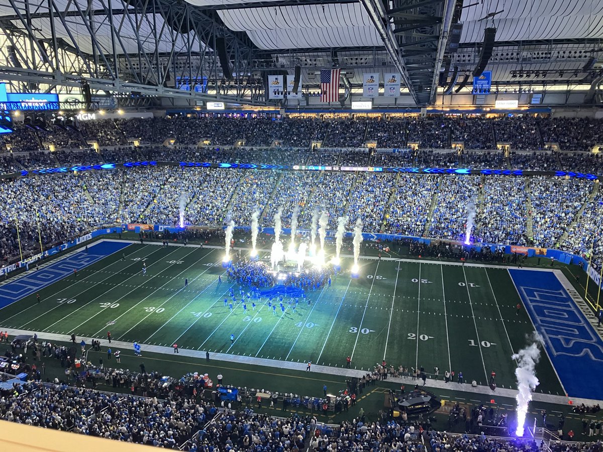 cmonarrez's tweet image. Jack White playing Seven Nation Army with an Eminem cameo at halftime at Ford Field might be the most peak Detroit experience. Almost makes up for Nickelback. Almost.
