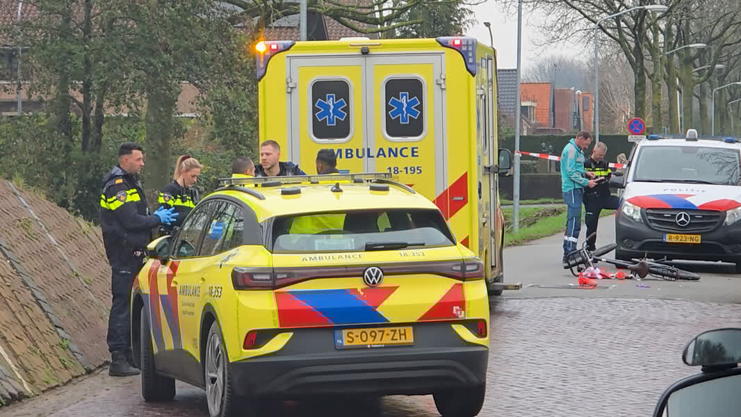 Fietser kort buiten bewustzijn na aanrijding met scooterrijder