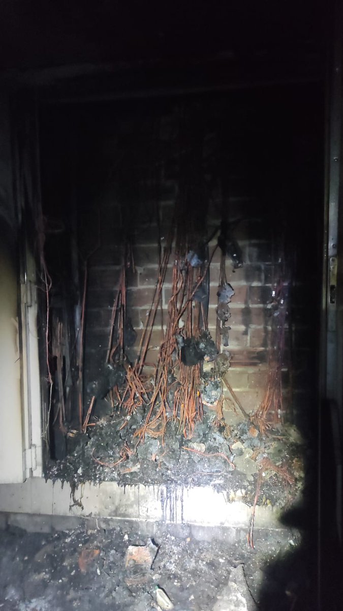 𝟮𝟬.𝟭𝟲 𝗵 | Extinguido o lume que se produciou no cadro de contadores situado no portal, ao lado dos ascensores e escalerias.

Durante a extinción, atopamos 𝟮 𝘃𝗶́𝗰𝘁𝗶𝗺𝗮𝘀 𝗶𝗻𝗰𝗼𝗻𝘀𝗰𝗶𝗲𝗻𝘁𝗲𝘀 no descansillo do primeiro andar ⬇️