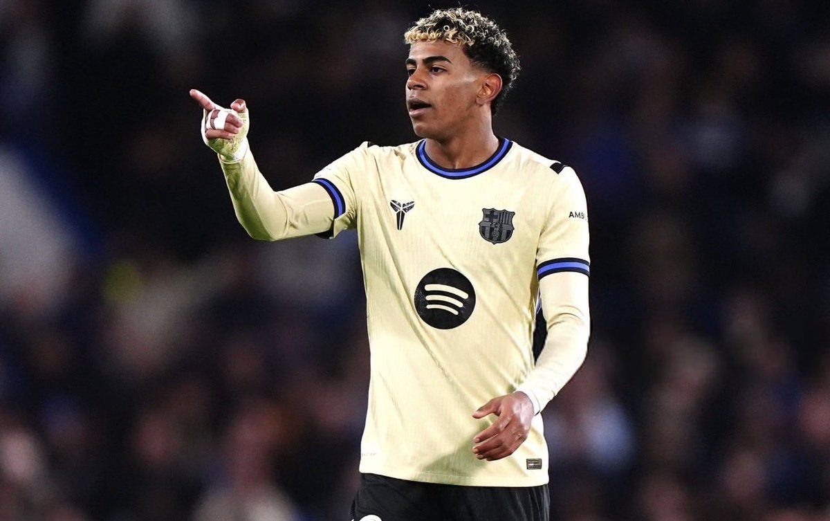 KmCuler's tweet image. بعد الهدوء

الشكل اللي طلع فيه لامين يتحمله سوء التشكيلة اللي دخل فيها فليك + العناصر

لامين ما يملك رفاهية ميسي مع الفيش ولا جناح يسار يشيل نص الحمل عنه مثل رونالدينيو في بدايته ونيمار
وفي المقابل معاه كوندي خلفه وفيران في اليسار 

تفاصيل زي كذا تقتل اللاعب إعلاميًا