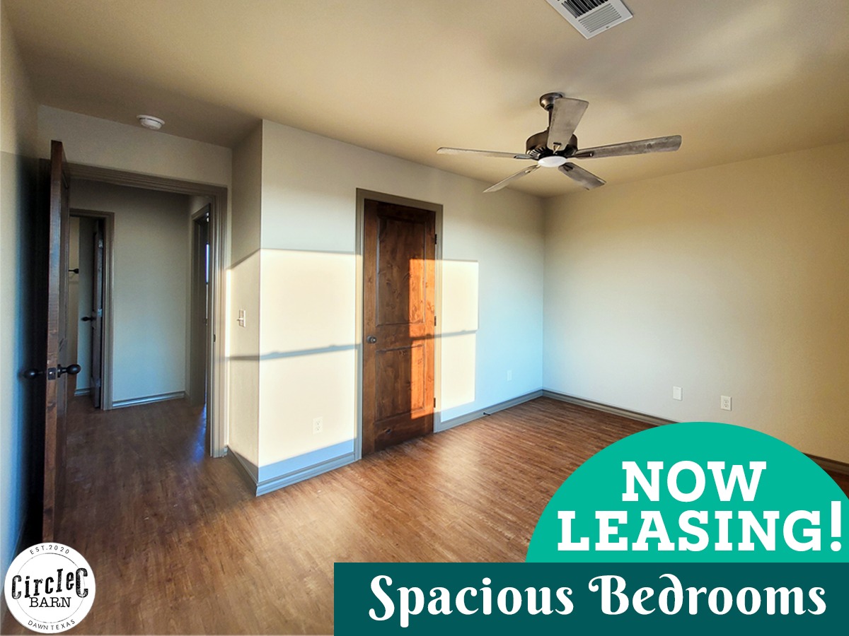 CircleCBarn's tweet image. 💙 Stylish apartments for rent with spacious bedrooms—ideal for singles, couples, or small families! 🏡✨ Schedule a tour today to experience Circle C Barn living! 📲 706-604-4793 🔗 bit.ly/CircleCBarn #WTAMU #Apartments #CanyonTX #HorseStalls