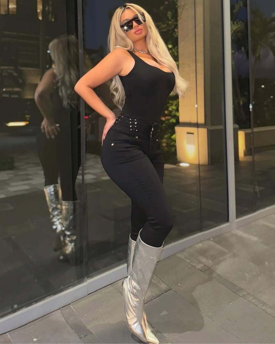 ModaXpressStore's tweet image. Comfort? Yes. Curves? Absolutely. Basic? Never. 😏🍑

Okay, Ladies, Let&apos;s Talk #MXJEANS, These Are More Than Just Denim (Hello, Booty Lift 🍑) 😉 #ModaXpress #ModaSquad Girl @amanda.urbay

🔎&quot;Butt Lift High Waist Black Stretch Skinny Jeans&quot;

➡️ modaxpressonline.com