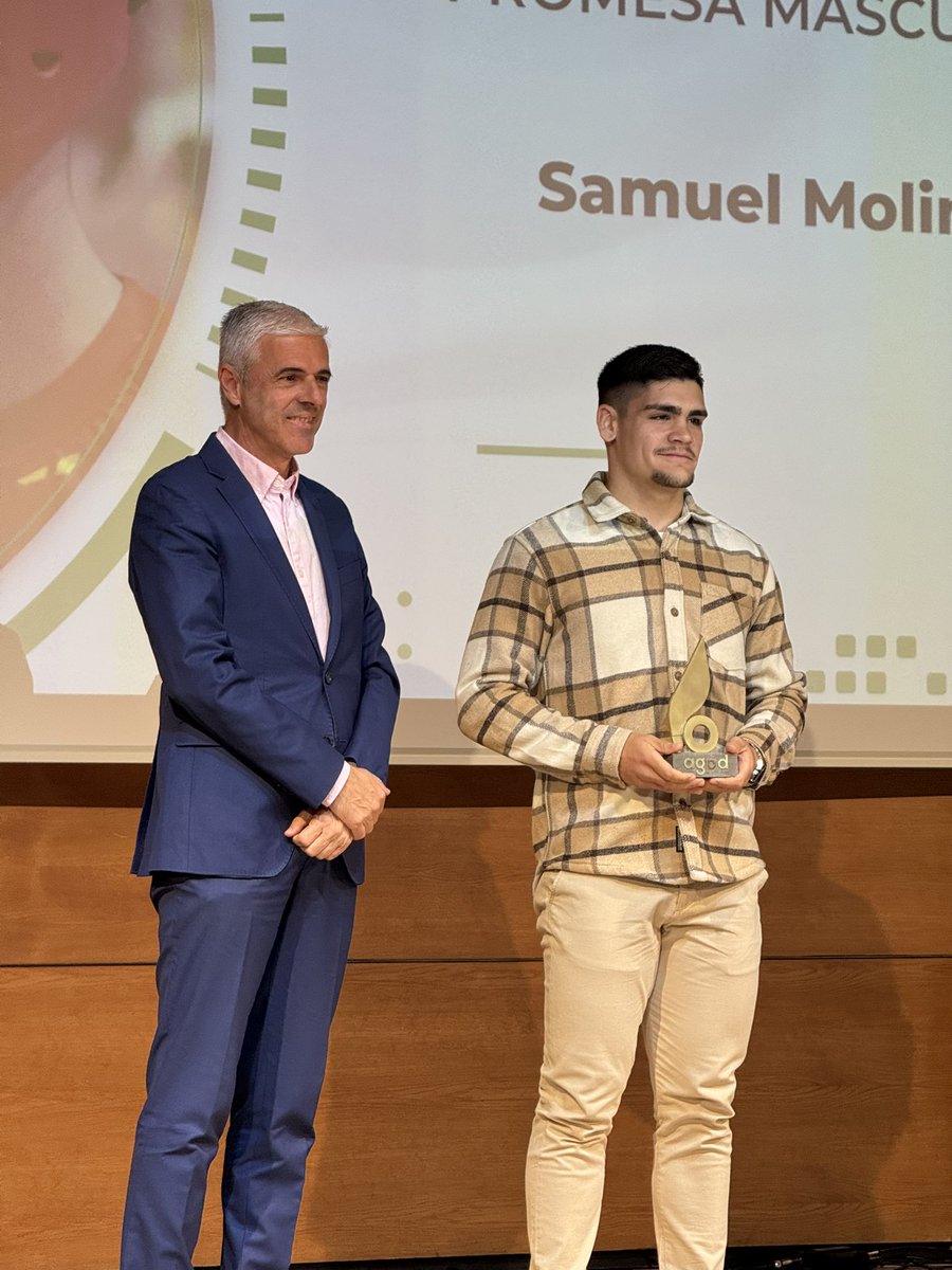 🥊 Doble bronce europeo en kickboxing… y un futuro prometedor por delante.

¡Premio promesa masculina en la #GalaDeporteGR25 para Samuel Molina! Entrega el director de Planificación, Obras, Proyectos y Comunicación de <a href="/Emasagra/">Emasagra</a>, Alejandro Muñoz.
