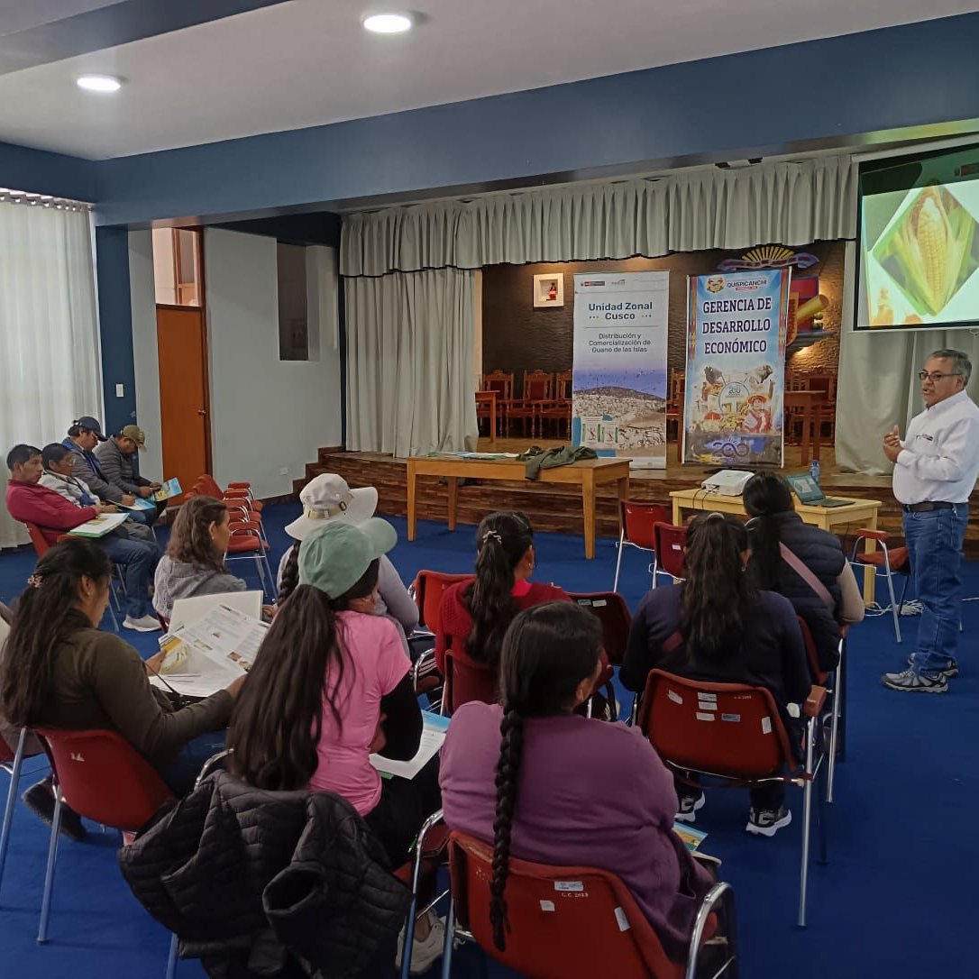 #Cusco | 🌱 Agro Rural del Midagri capacitó a más de 30 pequeños productores rurales en el uso y aplicación del guano de las islas.

👩‍🌾 #AgriculturaFamiliar