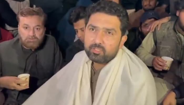 یہ شدید انسانی حقوق کی خلاف ورزی، انتقام اور بدترین آمریت ہے کہ عمران خان کو اپنی بہنوں اور پارٹی لیڈروں سے ملاقات نہیں دی جا رہی۔ سنگین کیسز میں قید ملزموں کو بھی ملاقاتیں ملتی ہیں، یہ فیصلہ ناجائز اور سخت قابل مذمت ہے۔