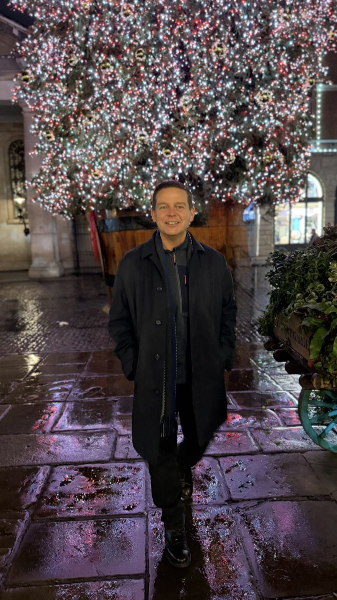 BUSAPAR3's tweet image. Now it’s starting to feel like Christmas 🎄…… #2025 #Christmas #christmastree #coventgarden #london 🇬🇧 @CoventGardenLDN