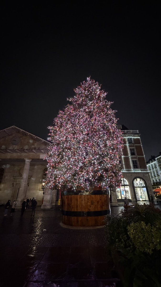 BUSAPAR3's tweet image. Now it’s starting to feel like Christmas 🎄…… #2025 #Christmas #christmastree #coventgarden #london 🇬🇧 @CoventGardenLDN