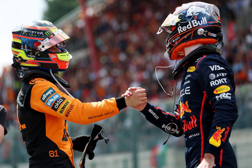 piastrezz's tweet photo. Max Verstappen sobre la reunión de ordenes de equipo en McLaren:

❌ "Oscar Piastri no es un segundo piloto"

🗣️ "¿Por qué de repente le dicen a Oscar que ya no se le permitirá competir?"

"A mi me dicen eso y ni me presento. ¡Les habría mandado a la mierda! Si eres un verdadero ganador y un piloto, vas a por todas, incluso si vas perdiendo".

"¿De qué sirve presentarse si no? Si no, fácilmente podrías etiquetarte como piloto número dos, algo que él no quiere ser"