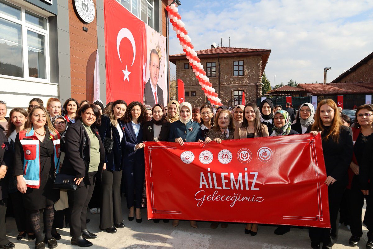 nallihankaymakm's tweet photo. Aile ve Sosyal Hizmetler Bakanı Sayın Mahinur ÖZDEMİR GÖKTAŞ, MHP Genel Başkan Yardımcısı Sayın Yaşar YILDIRIM, AK Parti Ankara Milletvekili Sayın Asuman ERDOĞAN, Gençlik ve Spor Bakan Yardımcısı Sayın Dr. Enes EMİNOĞLU, Kültür ve Turizm Bakan Yardımcısı Sayın Nadir ALPASLAN, https://t.co/hZI9DpiMNk
