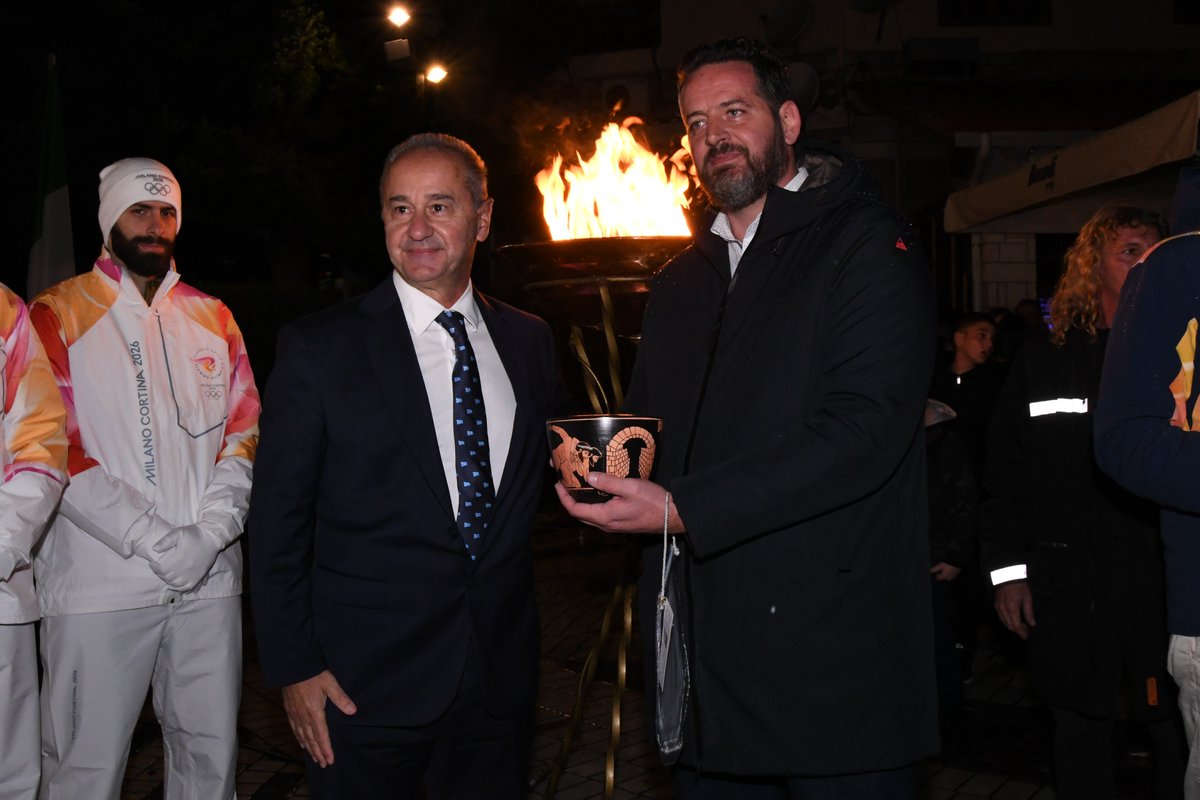 HellenicOlympic's tweet image. H Oλυμπιακή Φλόγα για τους Χειμερινούς Ολυμπιακούς Αγώνες  @milanocortina2026  έφτασε στο Καρπενήσι στην ολοκλήρωση της 2ης ημέρας της Ολυμπιακής Λαμπαδηδρομίας

#OlympicFlame #TorchRelay #MilanoCortina2026 #WinterOlympics