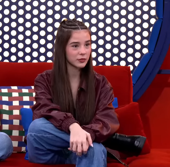 natalia: pues nada no se si quereis hacerme alguna pregunt...
cristina: NATALIA puedes sacar ventanas de avion por favor
natalia: pero cristina han pasado 7 añ...
cristina: POR FAVOR

#OTDirecto27N