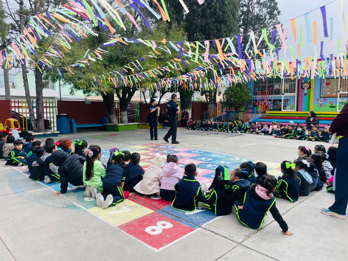 La Comisaría de Seguridad y Protección Ciudadana acercó la labor preventiva a estudiantes del Jardín de Niños Lamadrid.
A través del cuento “Paco el Policía”, niñas y niños conocieron el trabajo de la Policía y reforzaron la confianza y la cultura de prevención en su escuela.