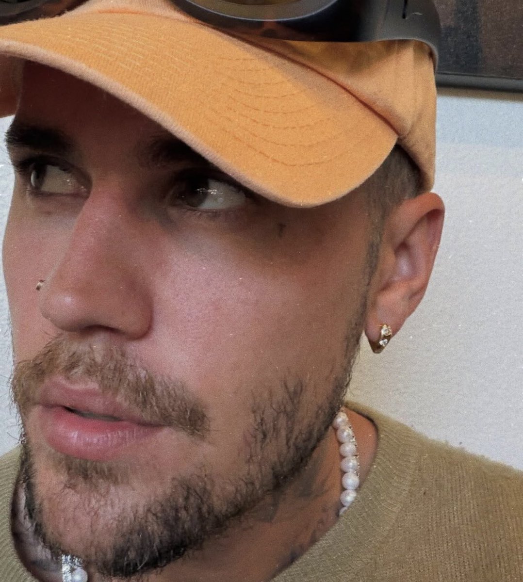 PopCrave's tweet image. Justin Bieber stuns for Thanksgiving.