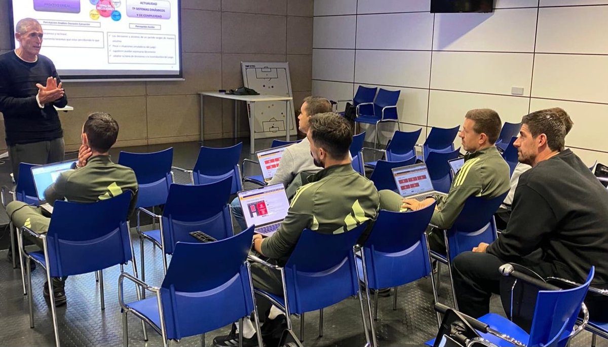 El curso UEFA 🅰️ que se desarrolla en las instalaciones del <a href="/realmadrid/">Real Madrid C.F.</a> ha recibido la formación de los profesores Pedro Sánchez y Juanjo Crespo.

El director de la Escuela, <a href="/serranonino/">miguel angel serrano</a>, ha visitado al alumnado, compartiendo inquietudes con ellos y comprobando sus avances.