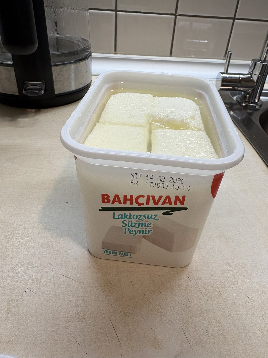 Peyniri açıyorum, üzerinde resmen SÜNGERİMSİ bir şeyler buluyorum. STT 3 ay sonra ama bozulma belirtisi ortada ama <a href="/BahcivanPeynir/">Bahçıvan Peynir</a> ‘den bir açıklama alamıyorum. Tüketiciyi ciddiye almak bu kadar zor olmamalıydı gerçekten.