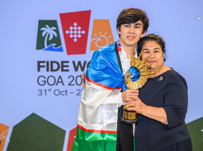 chessteamfl's tweet image. 19-year-old Javokhir Sindarov is the NEW YOUNGEST FIDE World Cup Champion in HISTORY 🔥 Breaks 20-year record. (Part I)

#FIDEWorldCup #FIDEWorldCup2025 #JavokhirSindarov #Chess #Goa #ChessWorldCup #Candidates2026 #Uzbekistan #YoungestChampion #WeiYi 

Javokhir Sindarov, the…