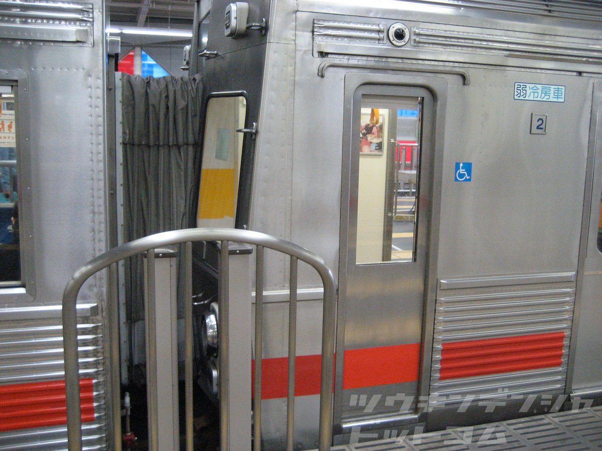 【歴史】東急に存在した変則編成

引退から10年以上が経過し、知らない世代も増えた東急7600系。“ダイヤモンドカット”と呼ばれる前面が特徴で、東急多摩川線・池上線で運用されていました。

種車の関係から先頭車を中間車化改造した車両も存在し、特徴的な連結面が異彩を放ちましたね。

#東急7600系