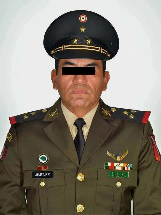 #LoÚltimo | El Coronel José Manuel J., ex secretario de Seguridad Pública Municipal de Uruapan y Jefe de escoltas del alcalde Carlos Manzo, sería la persona que escapó del operativo en el que fueron detenidos 7 de sus compañeros ahora vinculados a proceso por homicidio en