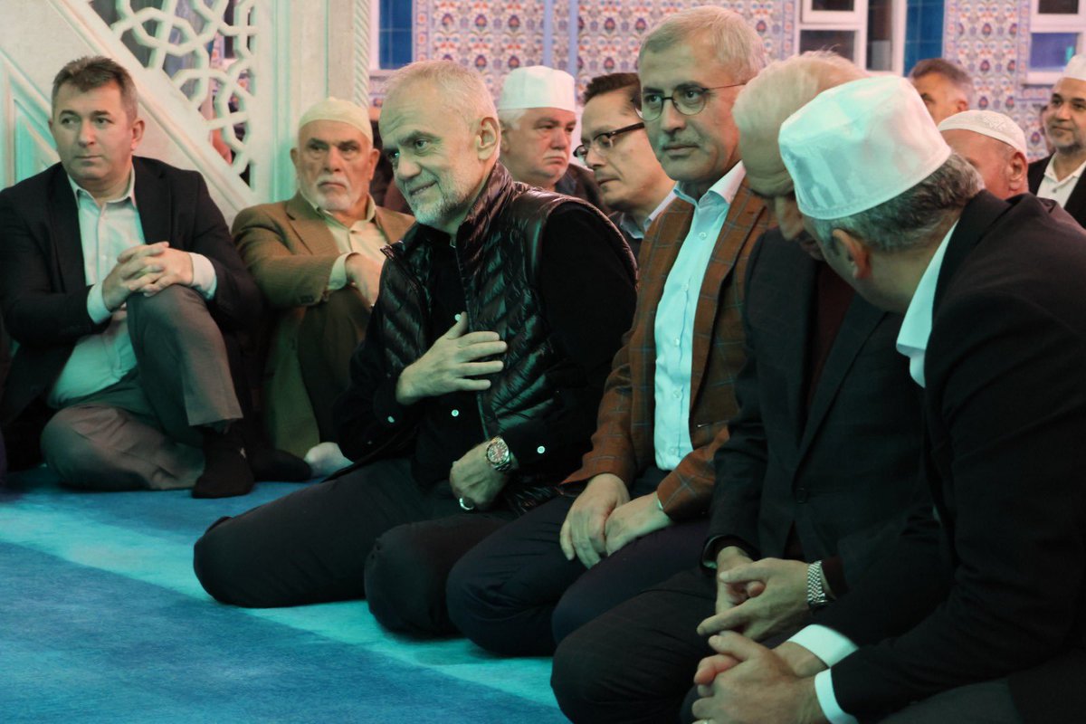 AhmettPoyraz's tweet photo. “Baba, cennet kapılarının en hayırlısından biridir.”
Hadis-i Şerif

Canım babam Hacı Hafız Hasan Poyraz, yakın zaman önce emaneti Rabbine teslim ederek bu dünyadan ayrıldı. Bir babanın yokluğu, insanın omzundaki yükü ağırlaştırıyor; onun varlığının, koruyucu elinin ve sessizce verdiği desteğin kıymetini çok daha derinden hissettiriyor.

Babamı rahmetle anmak için Ümraniye Medine Camii’nde akşam namazının ardından akraba ve dostlarımızla bir mevlid programı gerçekleştirdik. Okunan Kur’an-ı Kerim, edilen dualar ve sevenlerinin içten katılımı, babamın bu dünyada ne kadar güzel izler bıraktığını bir kez daha gösterdi. Hafızlığı, güzel ahlakı ve hayatı boyunca sergilediği doğruluk; bizlere bıraktığı en kıymetli miras olarak gönlümüzde yer etti.

Rabbim, babama o müjde edilen hayırlı kapıdan cennete giriş nasip eylesin. Kabrini nurlandırsın, ruhunu rahmetiyle kuşatsın.
Bizlere de onun izinden gitmeyi, bıraktığı değerleri yaşatmayı ve duasını taşımayı nasip etsin.

Ruhu şâd, mekânı cennet olsun…