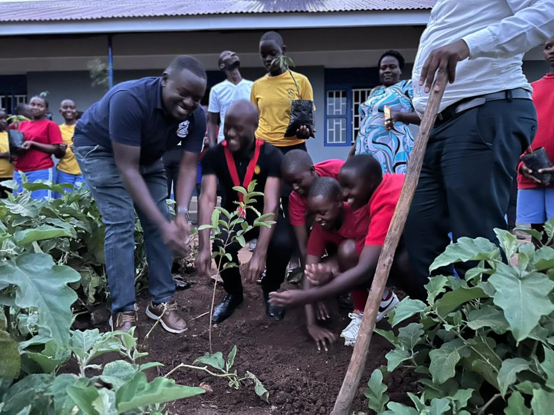 Rac_Kabwohe9214's tweet photo. The H/M Kibingo Girls' SS  #MdmFlavia, Interact Patron, Interact President and Rotaract Club of Kabwohe President @AsumanMuramuzi planting genetically modified oranges in the school compound. thanks @AsiimweEst15363 @GilbertArinda1 @ObadiaKakuru @rac_awu https://t.co/74Pn2vg109