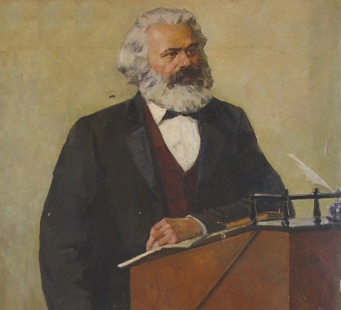 Ve ensonu, işbölümünün bize derhal ilk örneğini sunduğu şey şudur: (...) insanın bu kendi eylemi, insan için ken­disine karşı duran ve kendisini köleleştiren yabancı bir güç haline dönüşür. 
Gerçekten de, iş paylaştırılmaya başlar başlamaz herkesin kendisine dayatılan onun dışına