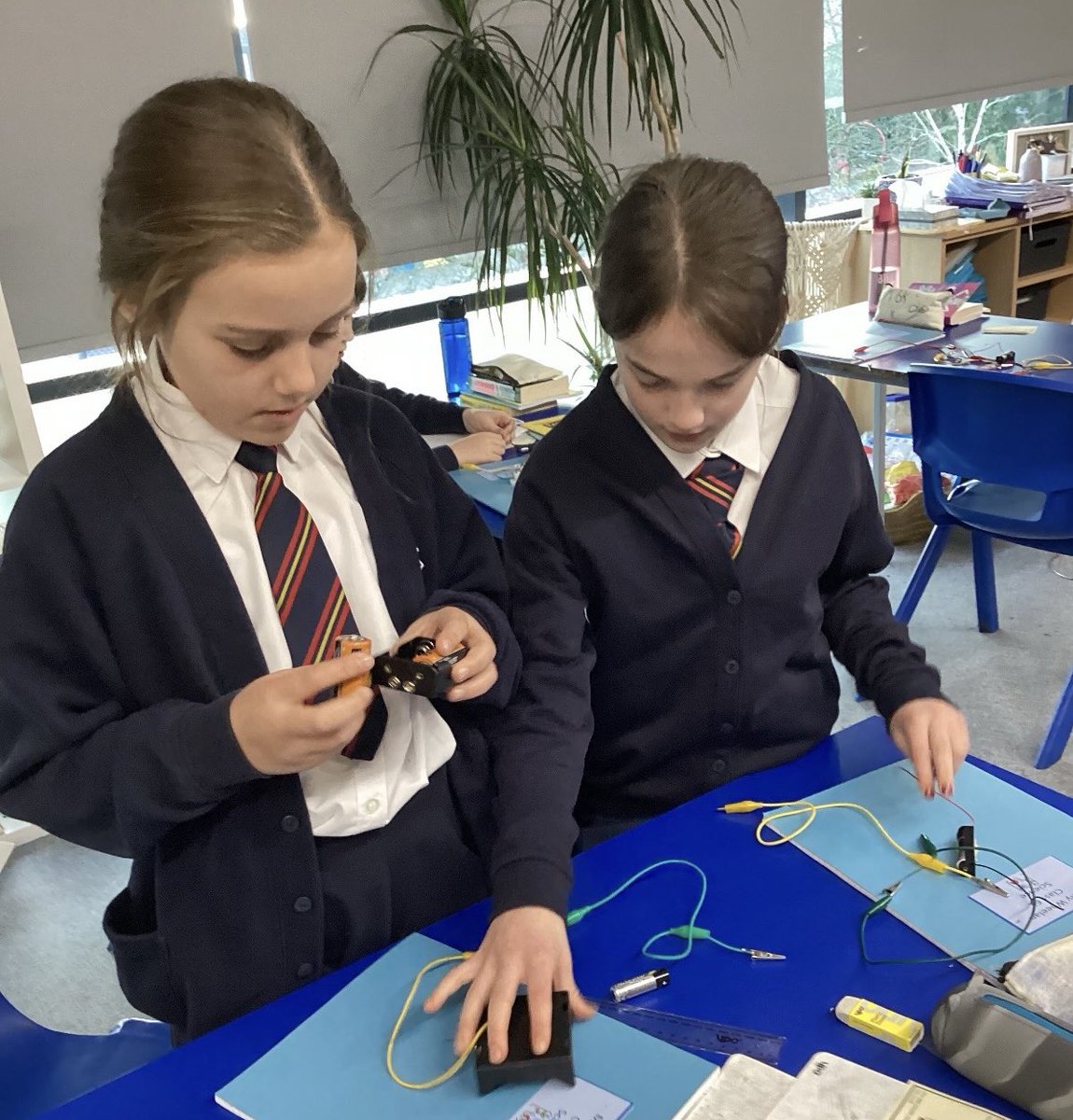 StWinifredsRC's tweet image. In Science, we have been looking at complete and incomplete circuits and identifying when bulbs will light up and when they will not (and why!). We then tested our predictions out! Superb Science Class 6K!