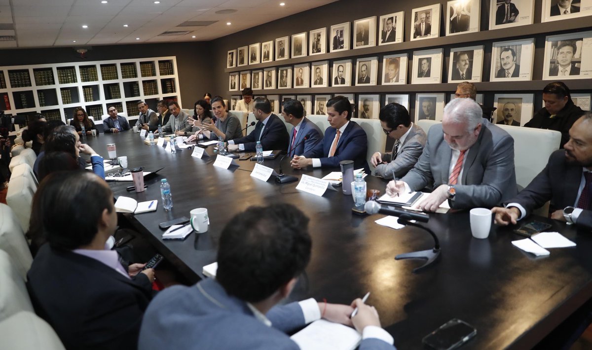 kenialopezr's tweet photo. Como presidenta de la Cámara de @Mx_Diputados me reuní con representantes de cámaras y asociaciones empresariales afiliadas a la @CONCAMIN. 

El diálogo cercano con empleadores es necesario para construir un país más próspero, y la vinculación entre instituciones y empresarios es indispensable para que los mexicanos tengan un mejor empleo. Celebro la presencia de mujeres en estas mesas de diálogo. 🇲🇽