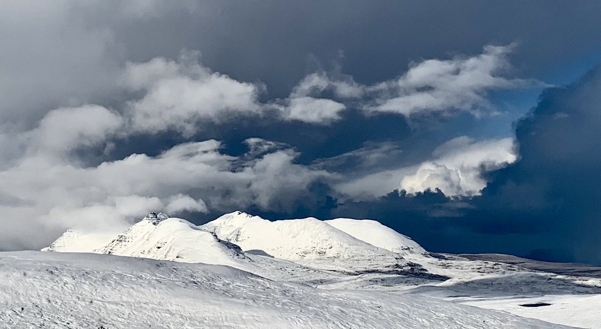 MunroMoonwalker's tweet image. Storm over An Teallach ... read From Serenity to White-out in the the blink of an eye, the latest blog and picture album now at Facebook.com/munromoonwalker #ThinkWinter #MountaineeringScotland #winterhills