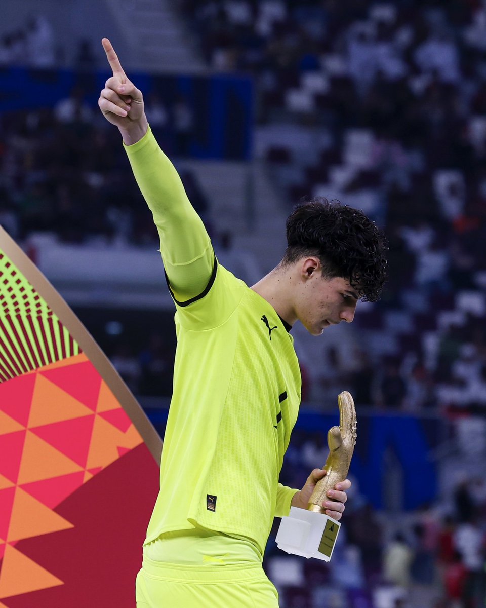 selecaoportugal's tweet image. O Menino de Ribeira de Pena: Romário Cunha 🧤🏆 

#FazHistória | #U17WC