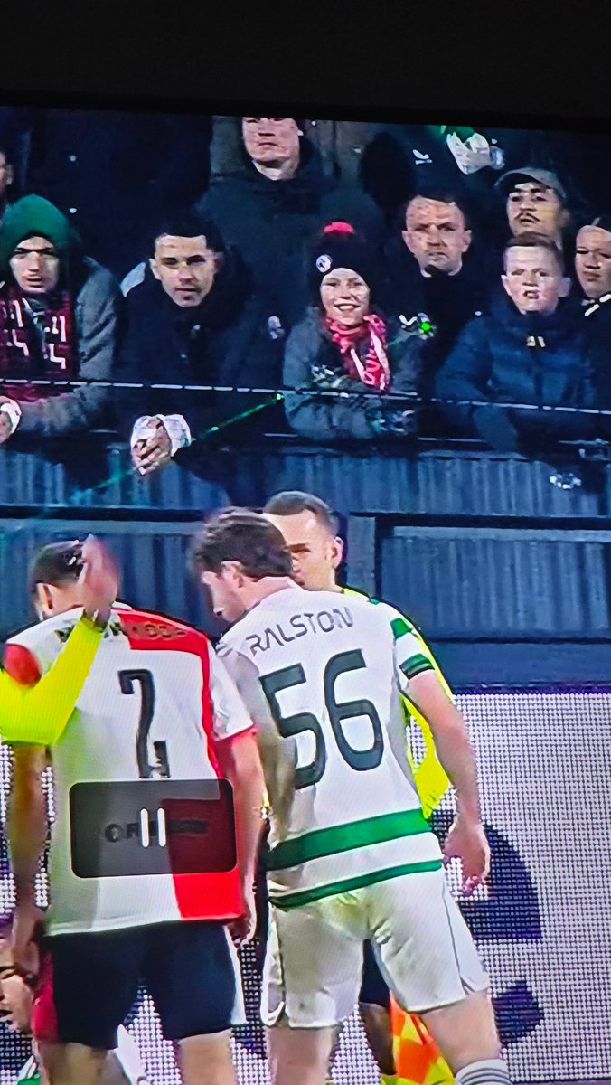 MichelvBokhoven's tweet image. Daar sta je dan als volwassen vent tussen je medesupporters. Opeens dacht je.....laat ik vanavond eens mijn laserpen meenemen. Echt wat een stoere held ben je dan. #feycel