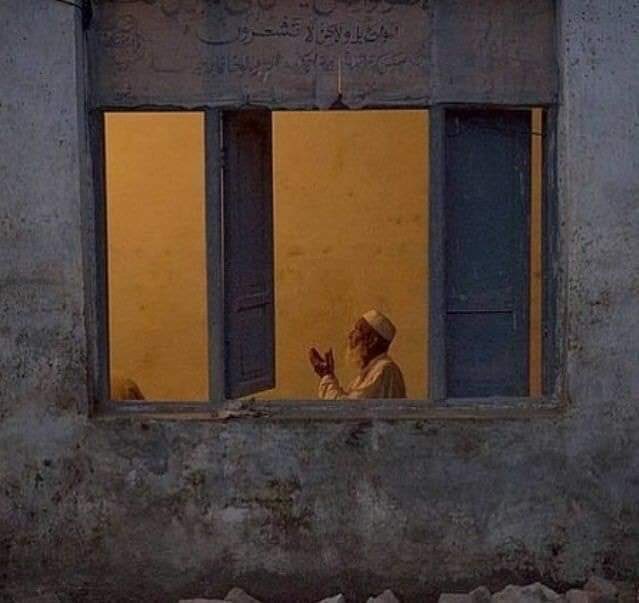 "ربَّاهُ أنتَ المُغيثُ لمَن سُدّت مذاهبُهُ 
أنتَ الدَليلُ لمَـن ضلّـت بهِ السُبُل!"