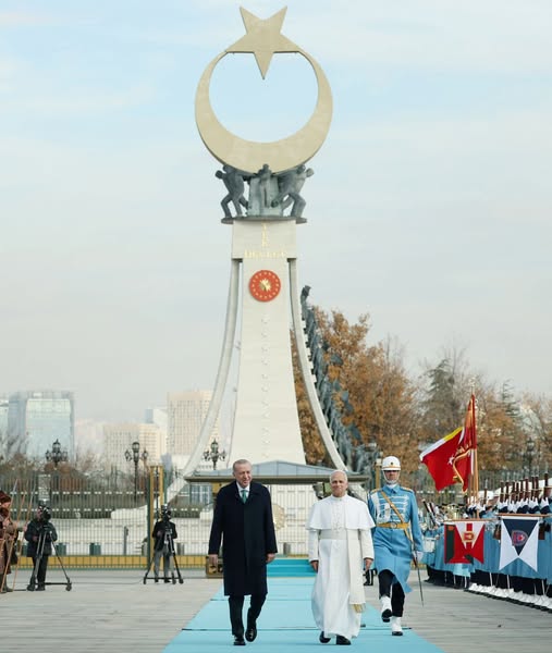 1.5 milyar Katolik aleminin başı papa(z) var, hiç bir Hristiyan 'papalığa gerek yok' deyip kaldırılmasını değil düşünmek, aklından bile geçirmez ama,
1.5 milyarlık Islam aleminin hilafet makamı, İngilizlerin emri ile bir gecede  kaldırıldı, ve o gün Türk milletine  bayram olarak