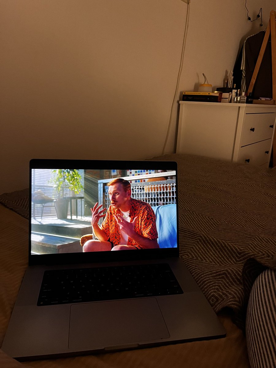 Stranger things, це звичайно добре. Але я прям залипла на серіал від sweet tv - «Ховаючи колишню». Дуже класний каст, сюжет. Рудинський - взагалі краш 🧡