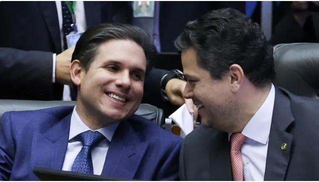 thiagocmoreno's tweet photo. A cara de quem é eleito para trabalhar pelo país, e coloca a vaidade, o ego acima de tudo. Derrubada de veto é assassinato da fauna e flora, é derrota para o povo, para o país e nao para Lula como divulga a imprenssa. Hugo nao se importa e Davi ta se lixando, deserviço a nacao. https://t.co/MmPjXCnBfG