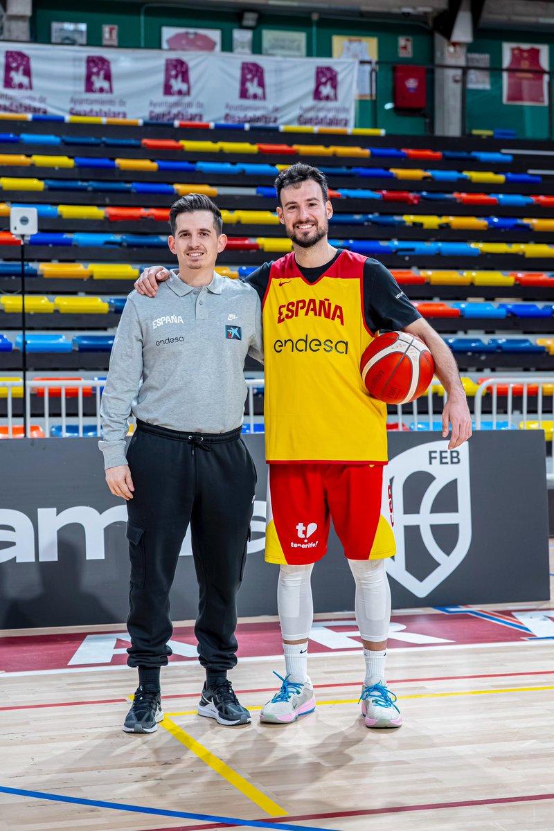 ❤️ ¡Lluís Costa y Arturo Ruiz debutan con victoria!

🙌 El base y nuestro entrenador ayudante se han estrenado hoy con <a href="/BaloncestoESP/">Baloncesto España</a> con un triunfo por 64-74 contra Dinamarca.

👏 ¡Enhorabuena a ambos!

#ContigoFundación
