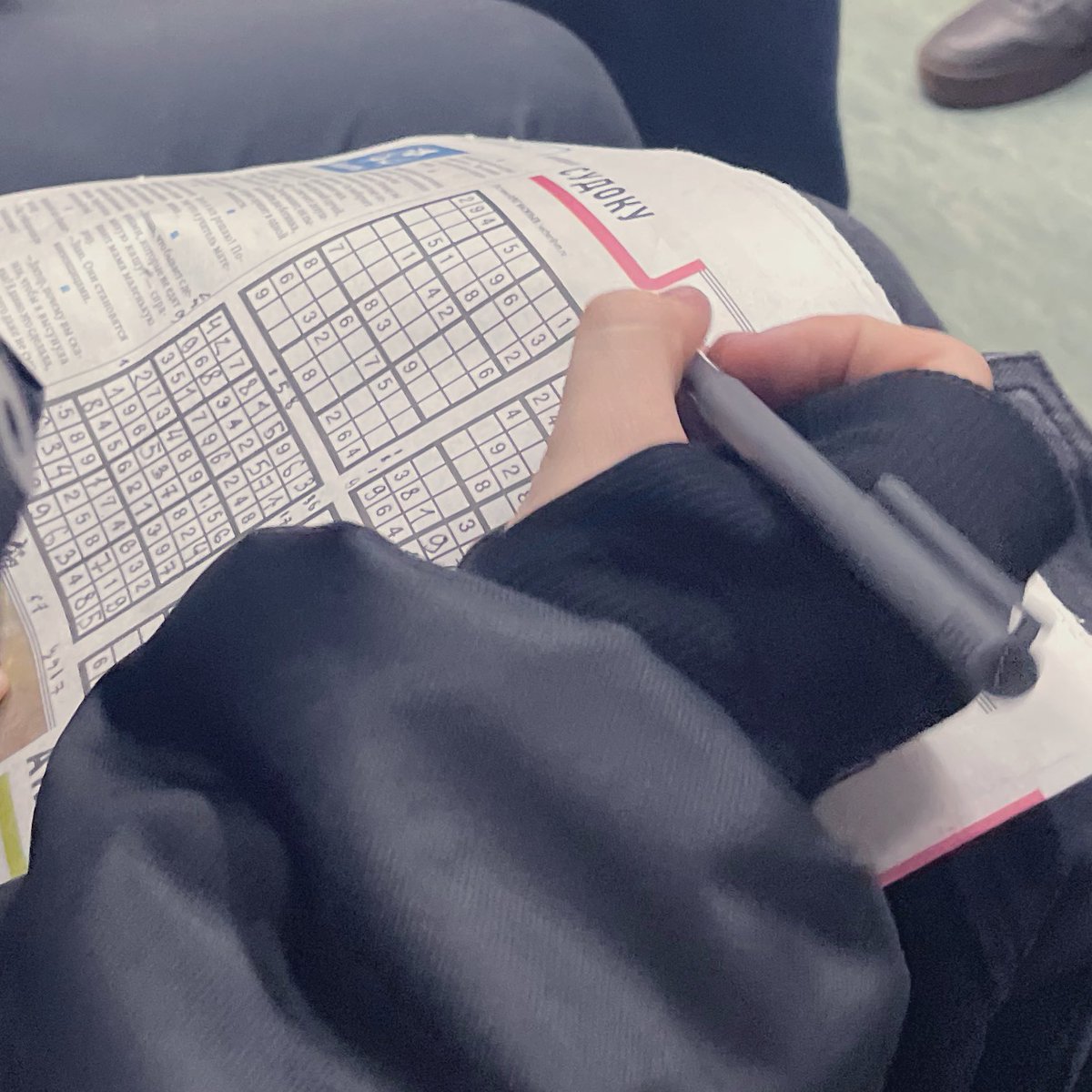 “  затянись мной
задержи дыхание
нам больше ни к чему
с тобой расстояния

если уйдешь
то дай обещание
докуришь, прошу
не забывай меня  “