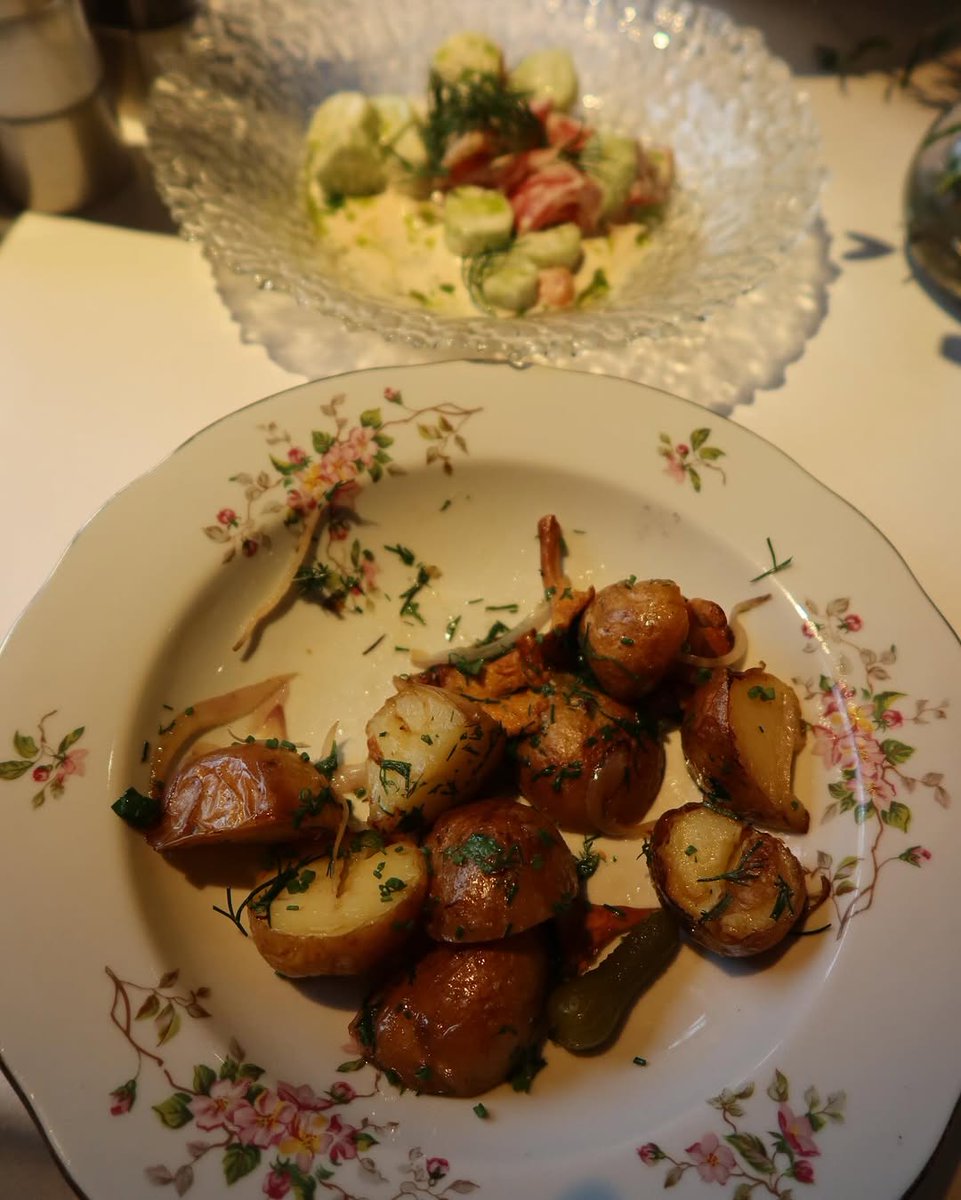 maple_stream's tweet image. If love is this: if you love me a little, I'll love you tenfold; if you love me a little less, I'll subtract tenfold. If in the end it becomes "I love you," I don't like to cling on; I'd rather let you go and choose the life you love most.